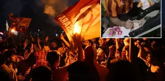 Şampiyonluk kutlayan aile bebeklerini yolun ortasında unuttu. 

العائلة التي تحتفل بالبطولة نسيت أطفالها في منتصف الطريق.
