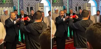 Aile üyeleri Kur'an-ı Kerim ve Türk bayrağının altından geçti, iki yıllık husumet son buldu. 

تحت علم تركيا وقرآن الكريم، مر أفراد العائلة، وانتهت العداوة التي استمرت لمدة عامين.