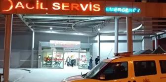 Yaşlı adamın cesedini kulaklarını kesip evinin önüne attılar. 

ترجم إلى العربية:
قاموا بقطع أذني الرجل العجوز ورمي جثته أمام منزله.
