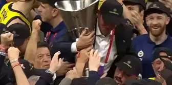 علي كوتش، تم حمله على الأكتاف مع كأس البطولة.