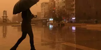 İstanbul için çamurlu sağanak yağış ve toz uyarısı: 

تحذير من هطول أمطار غزيرة ملوثة بالوحل وغبار في إسطنبول