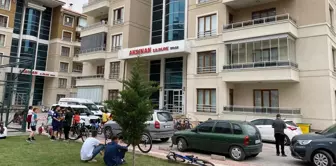 Çocuklarının gözü önünde eşini öldürüp, başında bekledi. 

Arapça tercümesi:
