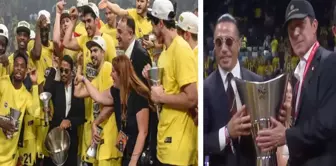 İlk şampiyonluğa damga vurmuştu! Nusret bir kez daha Fenerbahçe'nin kupa töreninde. 

ترجمة: لقد ترك بصمة على أول بطولة! كان نصرت مرة أخرى في حفل تتويج فنربخشة.