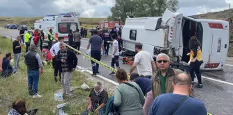 Minibus overturned off the road after a condolence visit: 2 dead, 27 injured.