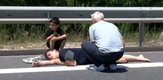 السيارة التي كانت تسير عكس الاتجاه على الطريق السريع تسببت في حادث، ولم يفارق المصاب رأس والدته لحظة واحدة.