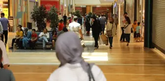 في أكبر مركز تجاري في المدينة، تم قطع إطارات 18 سيارة بسكين.