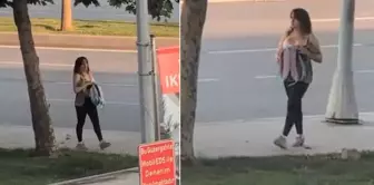 İstanbul'da gündüz vakti fuhuş pazarlığı! Kimseye aldırış etmeden iç çamaşırını gösterdi. 

ترجمة: 
