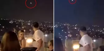Gece kulübünde eğlendikleri esnada üzerlerinden İran'ın füzeleri geçti. 

في أثناء استمتاعهم في النادي الليلي، مرت صواريخ إيران فوقهم.
