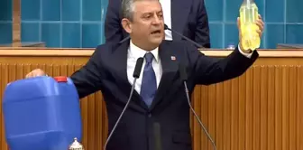 CHP lideri Özel, elinde mazotla kürsüye çıktı: Al sana 50 TL'lik mazot

زعيم حزب الشعب الجمهوري أوزيل، صعد إلى المنصة وهو يحمل الوقود: ها هي 50 ليرة تركية من الوقود.