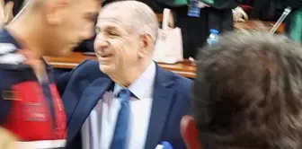 Ümit Özdağ'ın tahliye kararını aldığı an, Arapça'ya şu şekilde çevrilebilir:

