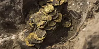 عمال البناء وجدوا كنزًا مخفيًا، وتقسيمهم غير العادل تسبب لهم في مشاكل.