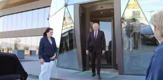 While the trustee debates continue, Kılıçdaroğlu makes a surprise visit.