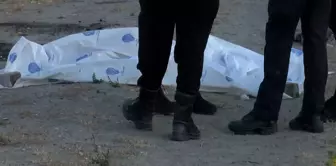 Esenyurt'ta cesedi bulunan kişinin borsada para kaybettiği için kredi çektiği iddia edildi. 

تم الادعاء بأن الشخص الذي وُجد جثته في إيسينيورت قد اقترض المال بسبب خسارته في البورصة.