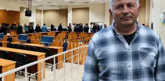 Отельер на заседании объявил о своем месячном доходе, зал встал.