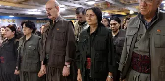 PKK'nın silah bırakma törenine kimler katılıyor? Üst düzey isimler var. 

مَن يشارك في مراسم تسليم الأسلحة لحزب العمال الكردستاني؟ هناك أسماء رفيعة المستوى.