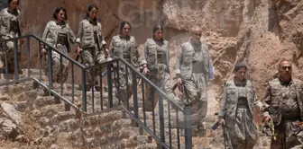 The moments when 30 terrorists who burned their weapons emerged from the cave were captured like this.