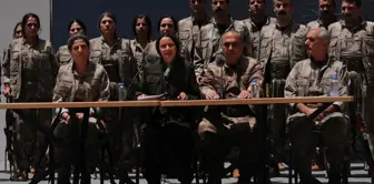 Silahlarını yakarak imha eden PKK'lıların kimlikleri belli oldu! İşte Bese Hozat'ın gerçek adı

تم الكشف عن هويات عناصر حزب العمال الكردستاني الذين قاموا بإحراق أسلحتهم! إليكم الاسم الحقيقي لبسّه حوزات.