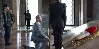 The Belgian Minister of Defense knelt in front of Atatürk's mausoleum.