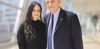 Uzun süredir araları bozuktu! Baba-kız arasında sürpriz gelişme. 

ترجمة: 
لقد كانت علاقتهما متوترة منذ فترة طويلة! تطور مفاجئ بين الأب وابنته.