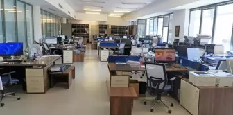 Госслужащие объявили забастовку, государственные учреждения остались пустыми.