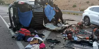 A light commercial vehicle collided head-on with a car: 4 dead, 2 injured.