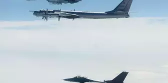 Intervention of US fighter jets on a Russian spy plane.