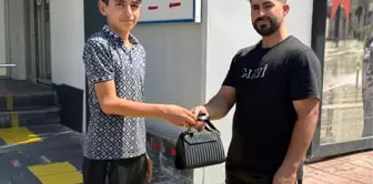 15-year-old Ömer turned in gold worth a fortune that he found next to the trash to the police.