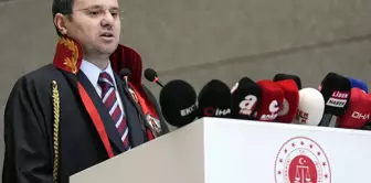 أمام منزل أكين جورلك، هناك حركة! تم اعتقال شخصين على دراجتين ناريتين.