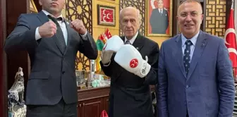 The leader of the MHP, Devlet Bahçeli, took his guard and posed with boxing gloves.