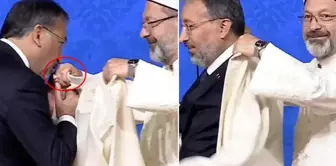 Ali Erbaş asked for forgiveness, and the new president of the Diyanet, Safi Arpaguş, kissed his hand.