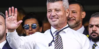 Fenerbahçe presidential candidate Sadettin Saran is making statements.