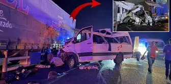 A minibus carrying agricultural workers collided with a truck: 3 dead, 16 injured.