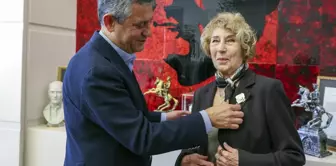 Famous author Ayşe Kulin has joined the CHP! She personally pinned on her badge.