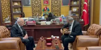Yavuz Bingöl played the saz and sang folk songs in Bahçeli's office.
