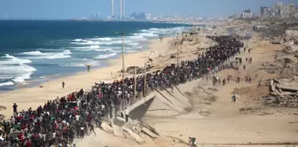 After Israel's withdrawal, Gazans began to return to their homes.