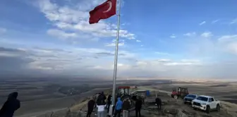 The 20-year dream has come true! Villagers planted the Turkish flag at the Armenia border.