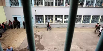 The father in prison brutally beat his 4-year-old daughter who came to visit him.