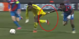 Fenerbahçe expected a penalty in the 90+5th minute! The referee, who reviewed the situation, decided to let play continue.