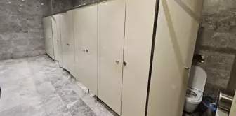 The female employee experienced a nightmare in the shopping mall women's restroom! From under the stall...