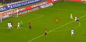 Interesting moments in the Super League! While everyone was separating the fight, he charged in and scored a goal.