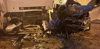 A vehicle that lost control crashed into a truck! Two young people tragically lost their lives.