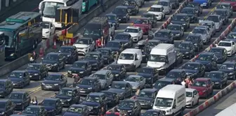 The state will refund the highway toll for those who stay in traffic for 10 minutes or less.