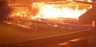 تجمعوا، وأشعل ثلاثة أطفال في الخامسة عشرة من عمرهم النار في الملعب.