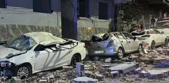 تساقطت قطع من سطح المبنى المكون من أربعة طوابق على السيارات المتوقفة.