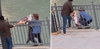 He caught a 30-kilogram fish from the river with a fishing rod.