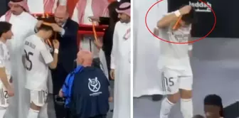 Арда Гюлер отразил момент на церемонии награждения.