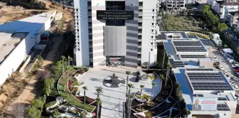 ذهب الذين ذهبوا لمراقبة البلدية للإقامة في فندق فاخر مع نساء أجنبيات.