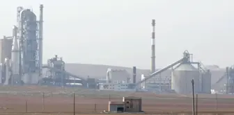 يُتهم بالتعاون مع داعش! إليك مصنع الشركة الفرنسية في سوريا.