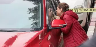 She cried by hitting the window of the car where her husband was found dead: Please get up, my love.