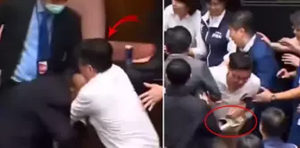 Посмотрите, что сделал депутат! Он взял законопроект и сбежал из здания.